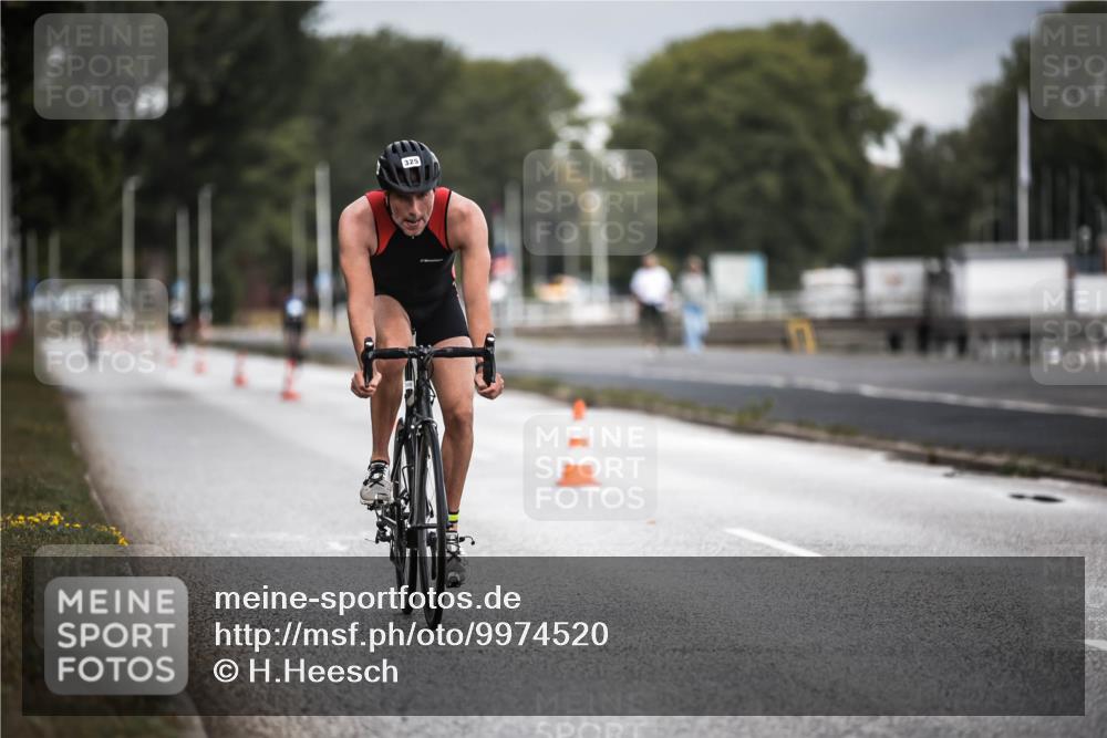 16.08.2026 - KN Förde Triathlon 2026 H.Heesch http://msf.ph/oto/9974520 16.08.2026 11:02:29 Radfahren 321, 325 meine-sportfotos.de