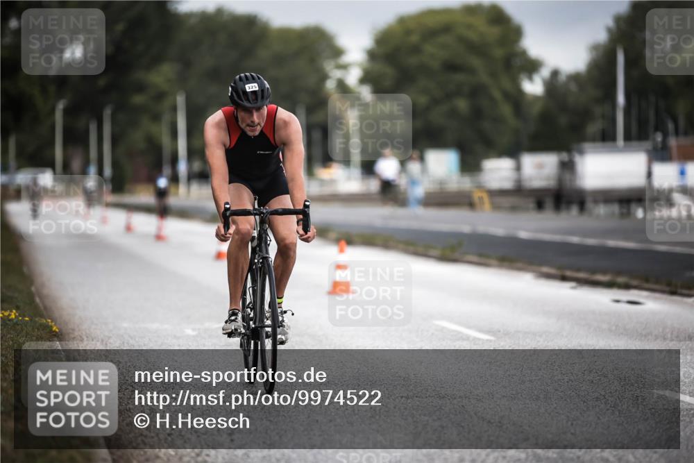 16.08.2026 - KN Förde Triathlon 2026 H.Heesch http://msf.ph/oto/9974522 16.08.2026 11:02:30 Radfahren 321, 325 meine-sportfotos.de