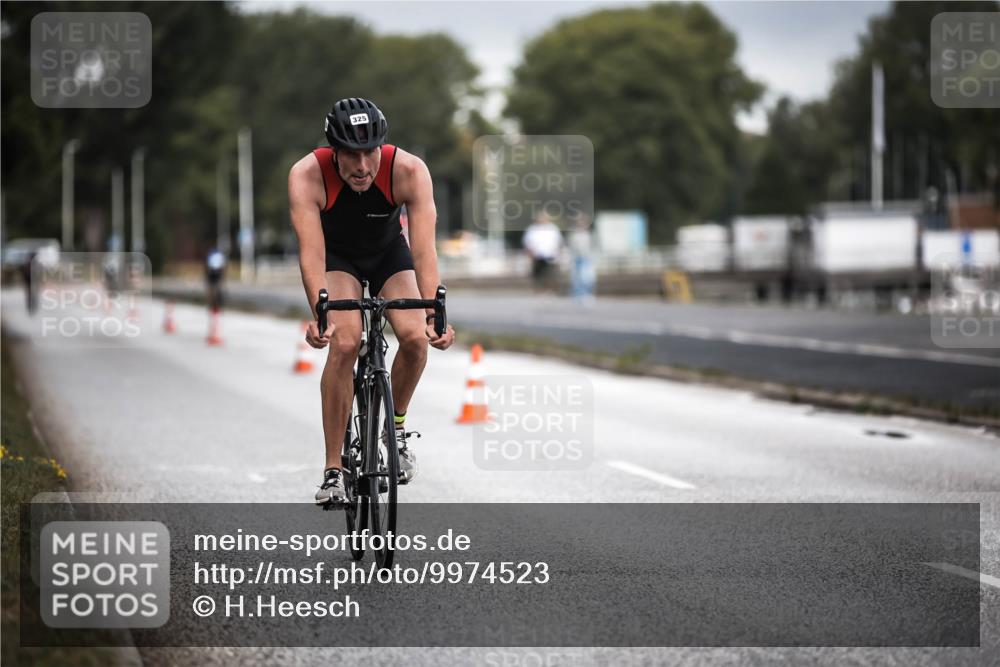 16.08.2026 - KN Förde Triathlon 2026 H.Heesch http://msf.ph/oto/9974523 16.08.2026 11:02:30 Radfahren 321, 325 meine-sportfotos.de