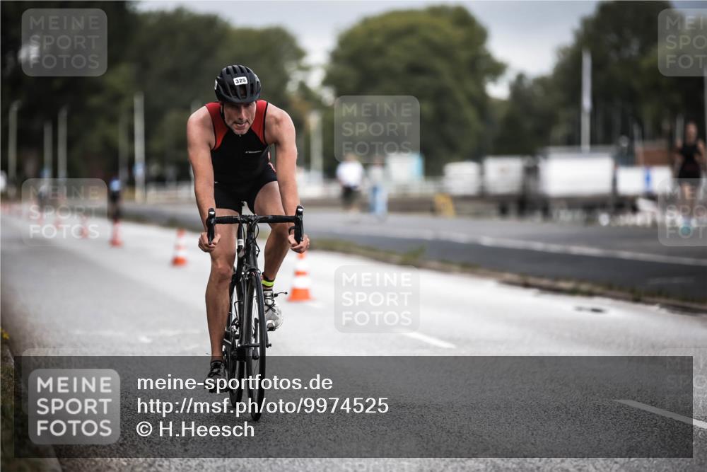 16.08.2026 - KN Förde Triathlon 2026 H.Heesch http://msf.ph/oto/9974525 16.08.2026 11:02:30 Radfahren 321, 325 meine-sportfotos.de