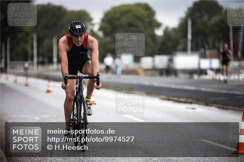 16.08.2026 - KN Förde Triathlon 2026 H.Heesch http://msf.ph/oto/9974527 16.08.2026 11:02:30 Radfahren 321, 325 meine-sportfotos.de