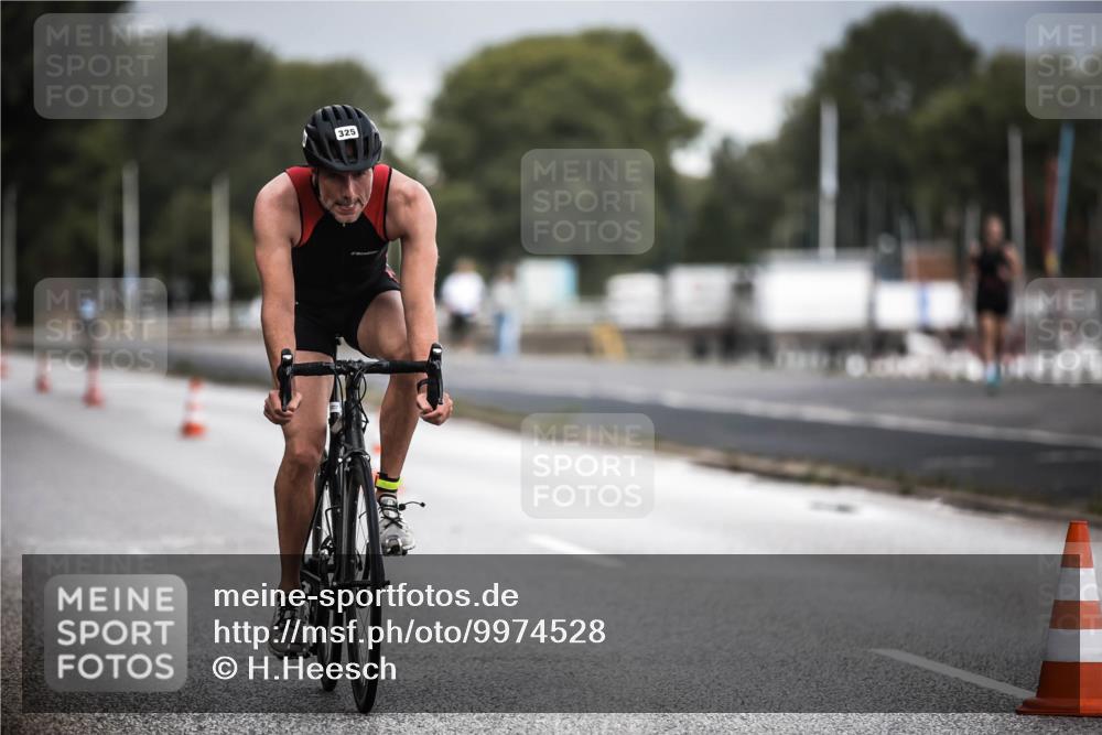 16.08.2026 - KN Förde Triathlon 2026 H.Heesch http://msf.ph/oto/9974528 16.08.2026 11:02:30 Radfahren 321, 325 meine-sportfotos.de