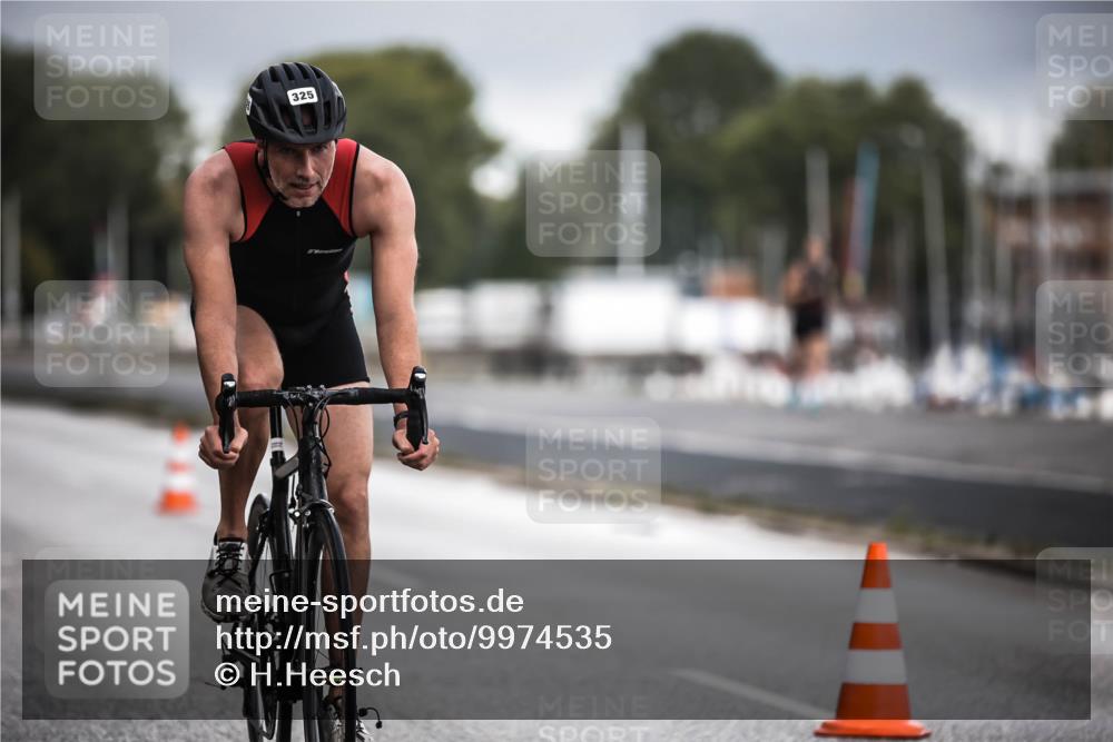 16.08.2026 - KN Förde Triathlon 2026 H.Heesch http://msf.ph/oto/9974535 16.08.2026 11:02:30 Radfahren 321, 325 meine-sportfotos.de