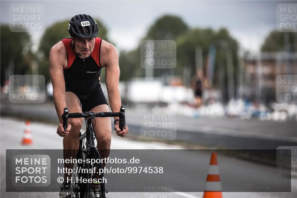 16.08.2026 - KN Förde Triathlon 2026 H.Heesch http://msf.ph/oto/9974538 16.08.2026 11:02:30 Radfahren 321, 325 meine-sportfotos.de