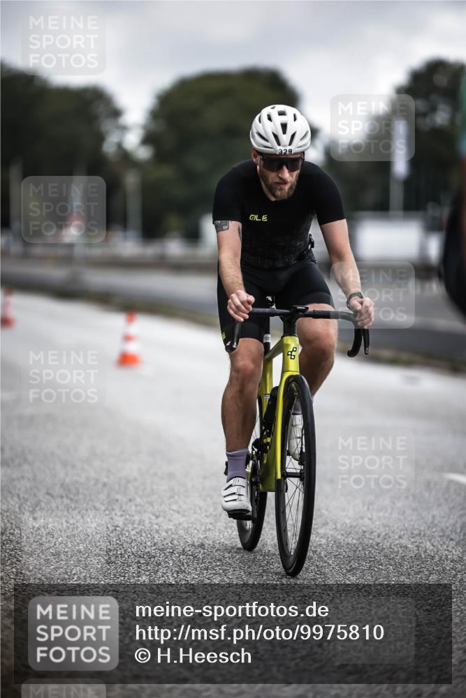 16.08.2026 - KN Förde Triathlon 2026 H.Heesch http://msf.ph/oto/9975810 16.08.2026 11:13:18 Radfahren 329, 379, 385 meine-sportfotos.de