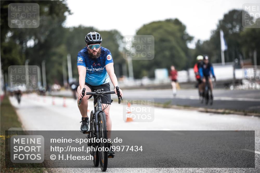 16.08.2026 - KN Förde Triathlon 2026 H.Heesch http://msf.ph/oto/9977434 16.08.2026 11:21:54 Radfahren 391, 438 meine-sportfotos.de