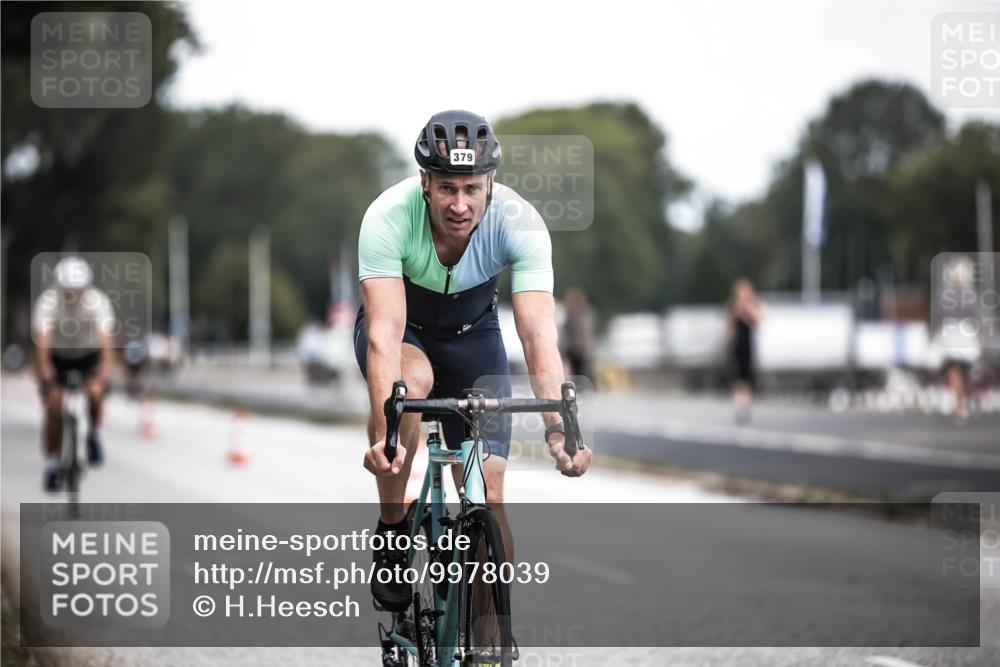 16.08.2026 - KN Förde Triathlon 2026 H.Heesch http://msf.ph/oto/9978039 16.08.2026 11:23:24 Radfahren 316, 370, 379, 395, 430 meine-sportfotos.de