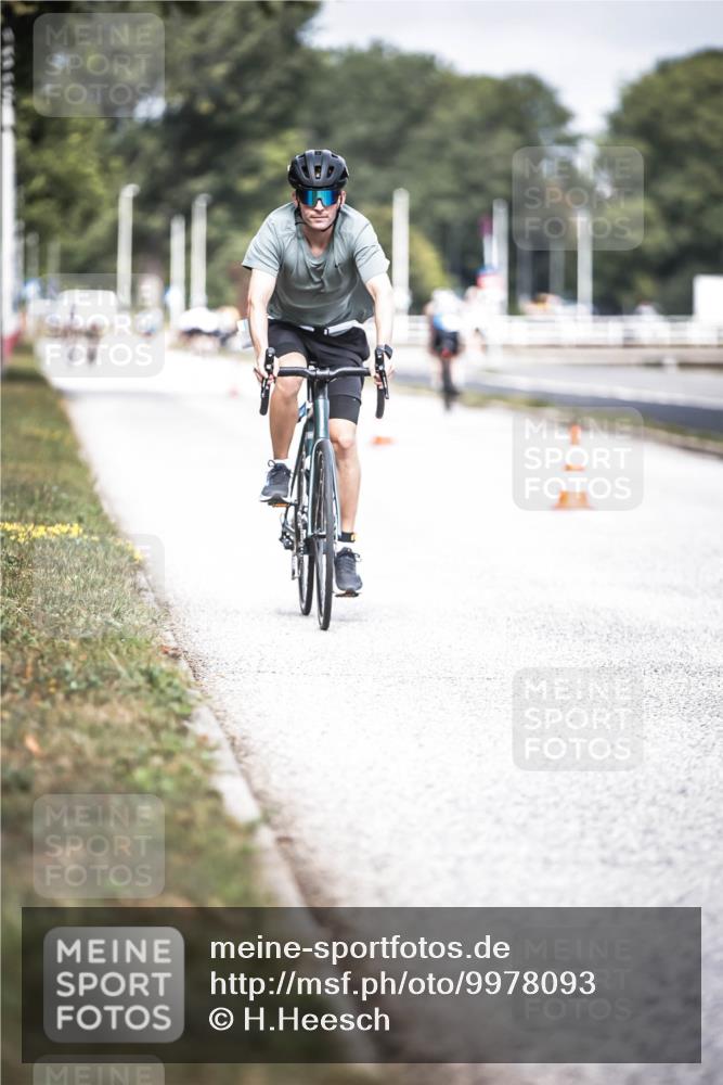 16.08.2026 - KN Förde Triathlon 2026 H.Heesch http://msf.ph/oto/9978093 16.08.2026 11:30:40 Radfahren 386, 425, 428, 430, 438 meine-sportfotos.de