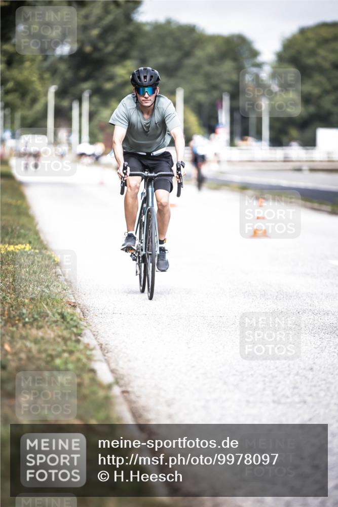 16.08.2026 - KN Förde Triathlon 2026 H.Heesch http://msf.ph/oto/9978097 16.08.2026 11:30:40 Radfahren 386, 425, 428, 430, 438 meine-sportfotos.de