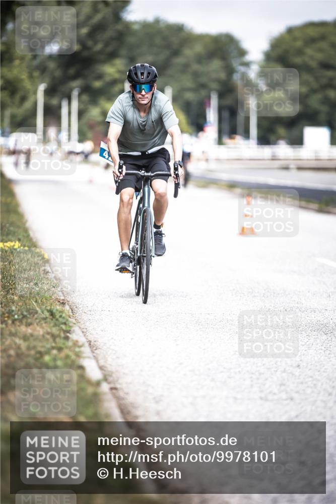 16.08.2026 - KN Förde Triathlon 2026 H.Heesch http://msf.ph/oto/9978101 16.08.2026 11:30:40 Radfahren 386, 425, 428, 430, 438 meine-sportfotos.de