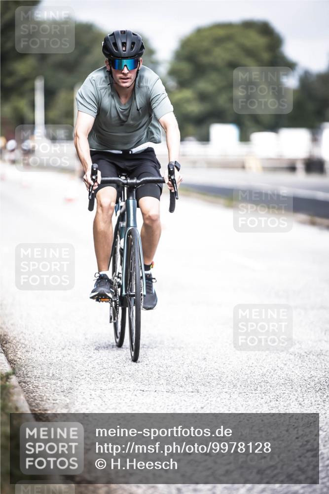 16.08.2026 - KN Förde Triathlon 2026 H.Heesch http://msf.ph/oto/9978128 16.08.2026 11:30:41 Radfahren 386, 411, 425, 428, 430, 438 meine-sportfotos.de