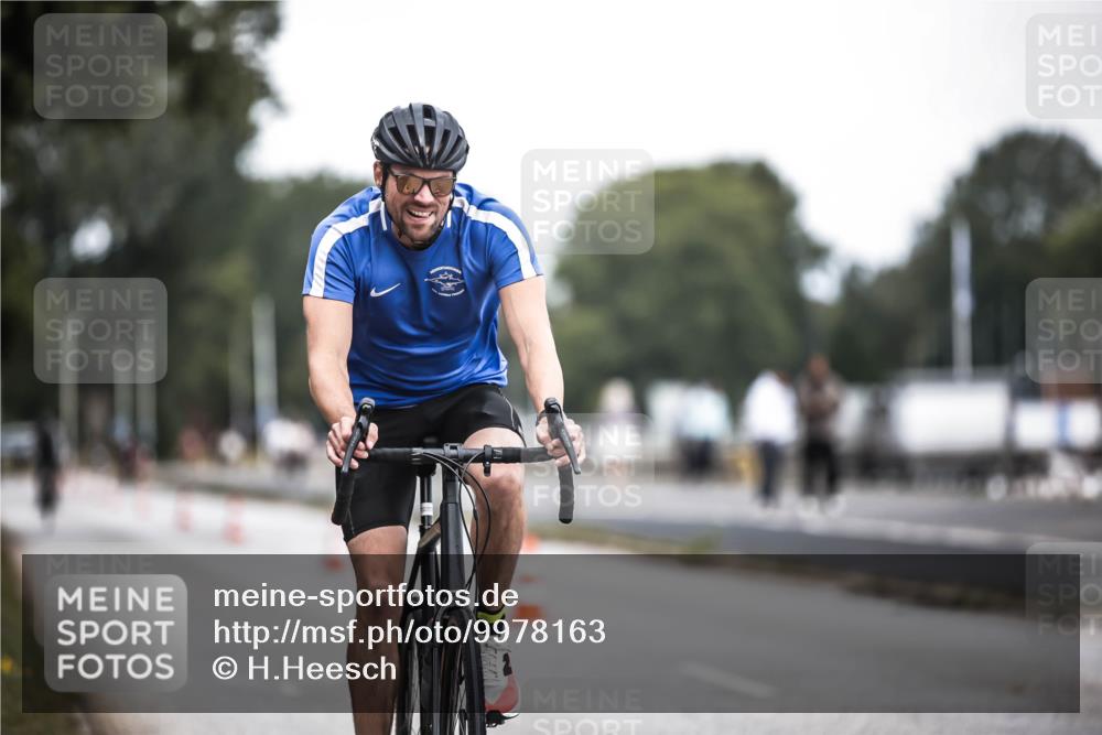 16.08.2026 - KN Förde Triathlon 2026 H.Heesch http://msf.ph/oto/9978163 16.08.2026 11:23:54 Radfahren 304, 374, 385, 392, 407, 422 meine-sportfotos.de