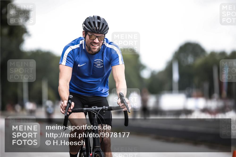 16.08.2026 - KN Förde Triathlon 2026 H.Heesch http://msf.ph/oto/9978177 16.08.2026 11:23:54 Radfahren 304, 374, 385, 392, 407, 422 meine-sportfotos.de