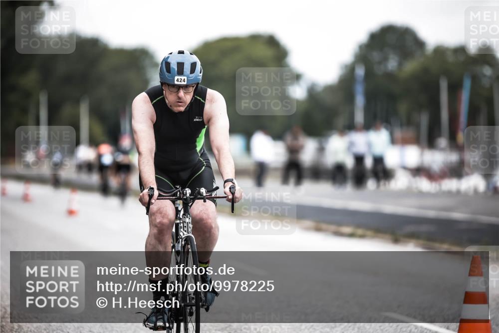 16.08.2026 - KN Förde Triathlon 2026 H.Heesch http://msf.ph/oto/9978225 16.08.2026 11:24:26 Radfahren 393, 424 meine-sportfotos.de
