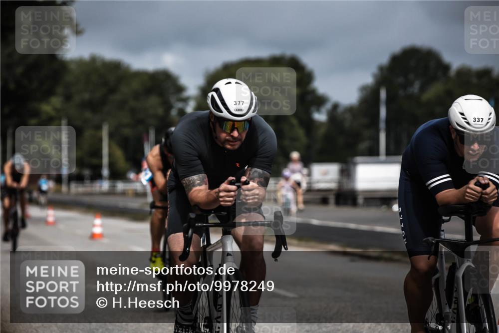 16.08.2026 - KN Förde Triathlon 2026 H.Heesch http://msf.ph/oto/9978249 16.08.2026 11:31:35 Radfahren 377, 395 meine-sportfotos.de