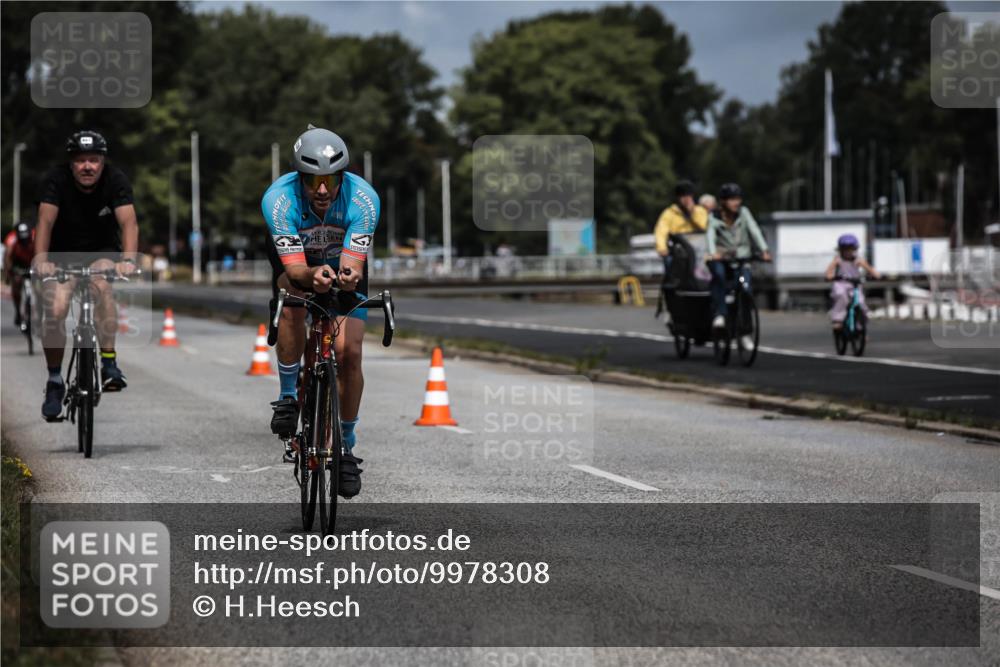 16.08.2026 - KN Förde Triathlon 2026 H.Heesch http://msf.ph/oto/9978308 16.08.2026 11:31:41 Radfahren 338, 395, 801 meine-sportfotos.de