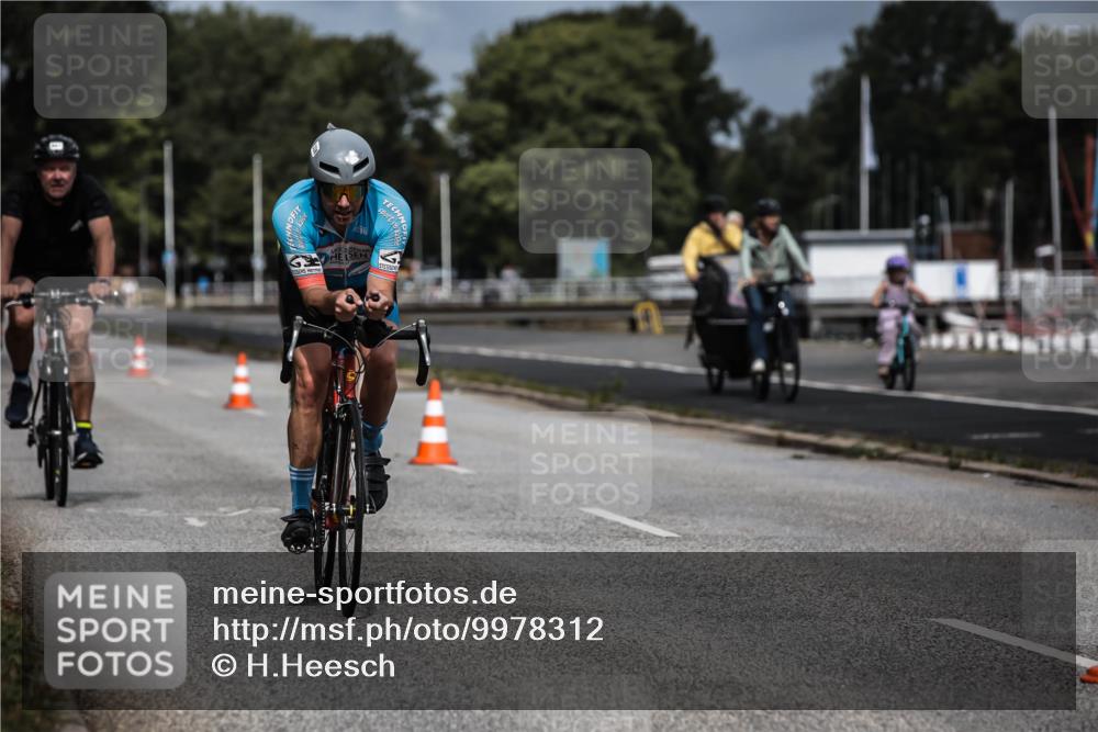 16.08.2026 - KN Förde Triathlon 2026 H.Heesch http://msf.ph/oto/9978312 16.08.2026 11:31:41 Radfahren 338, 395, 801 meine-sportfotos.de