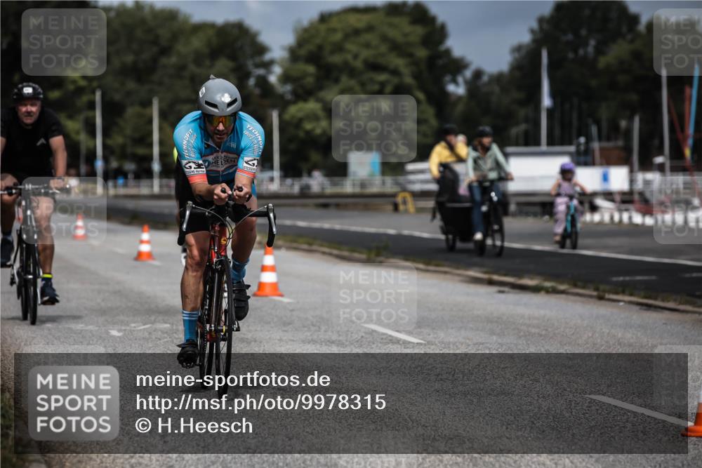 16.08.2026 - KN Förde Triathlon 2026 H.Heesch http://msf.ph/oto/9978315 16.08.2026 11:31:41 Radfahren 338, 395, 801 meine-sportfotos.de
