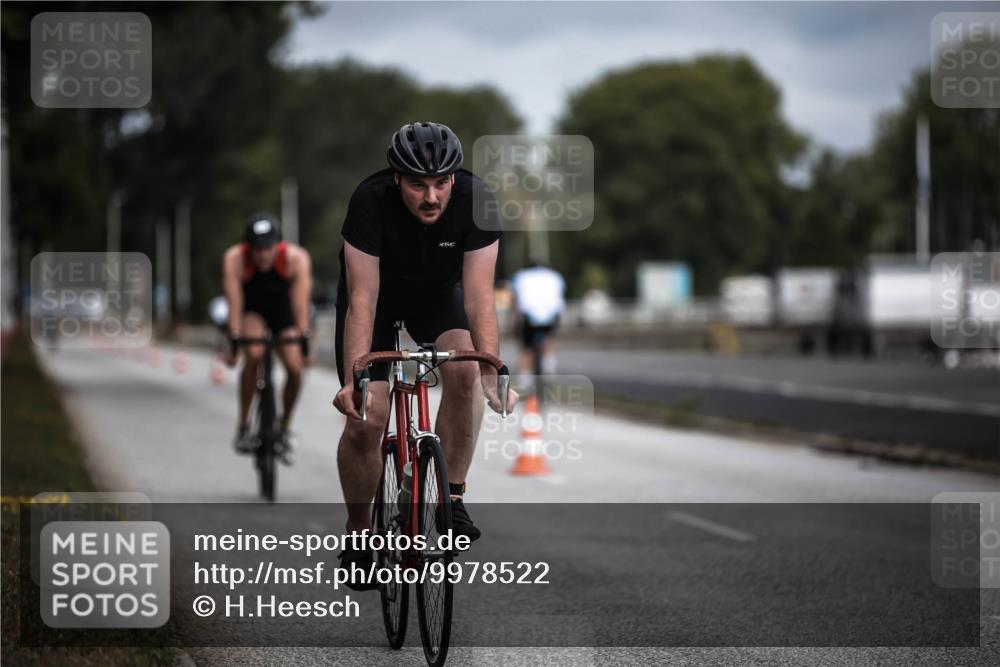 16.08.2026 - KN Förde Triathlon 2026 H.Heesch http://msf.ph/oto/9978522 16.08.2026 11:32:17 Radfahren 342, 364, 393, 394, 400 meine-sportfotos.de