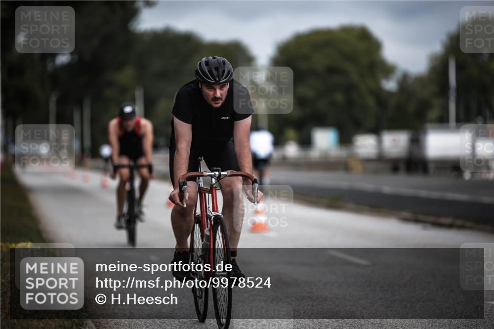 16.08.2026 - KN Förde Triathlon 2026 H.Heesch http://msf.ph/oto/9978524 16.08.2026 11:32:17 Radfahren 342, 364, 393, 394, 400 meine-sportfotos.de