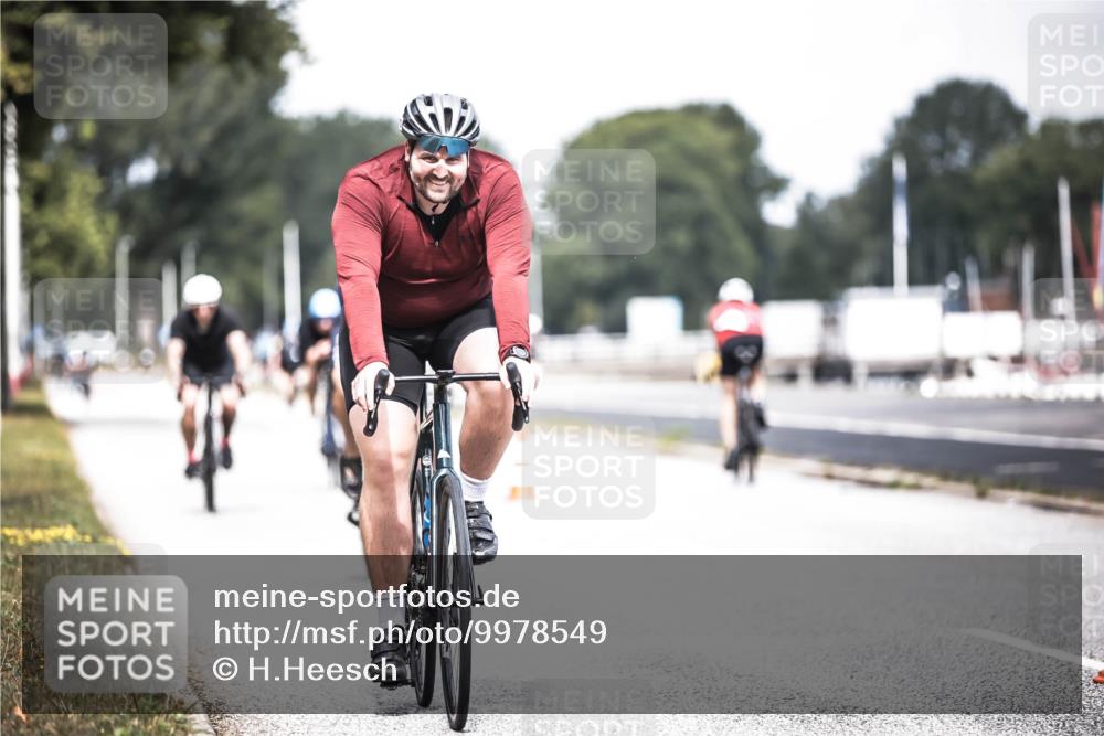 16.08.2026 - KN Förde Triathlon 2026 H.Heesch http://msf.ph/oto/9978549 16.08.2026 11:26:08 Radfahren 370, 421 meine-sportfotos.de