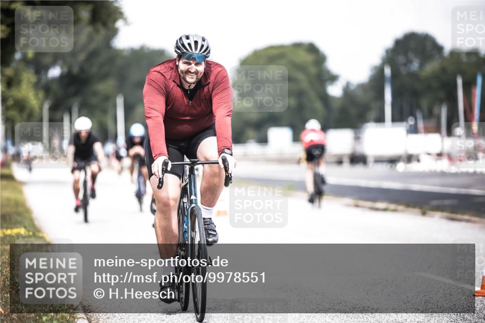 16.08.2026 - KN Förde Triathlon 2026 H.Heesch http://msf.ph/oto/9978551 16.08.2026 11:26:08 Radfahren 370, 421 meine-sportfotos.de