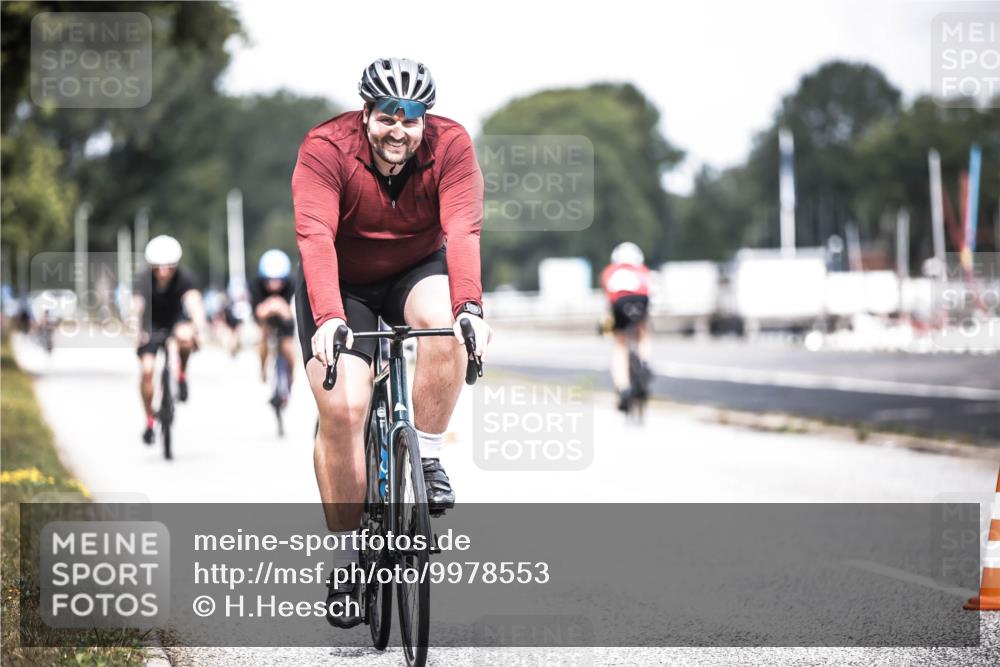 16.08.2026 - KN Förde Triathlon 2026 H.Heesch http://msf.ph/oto/9978553 16.08.2026 11:26:08 Radfahren 370, 421 meine-sportfotos.de