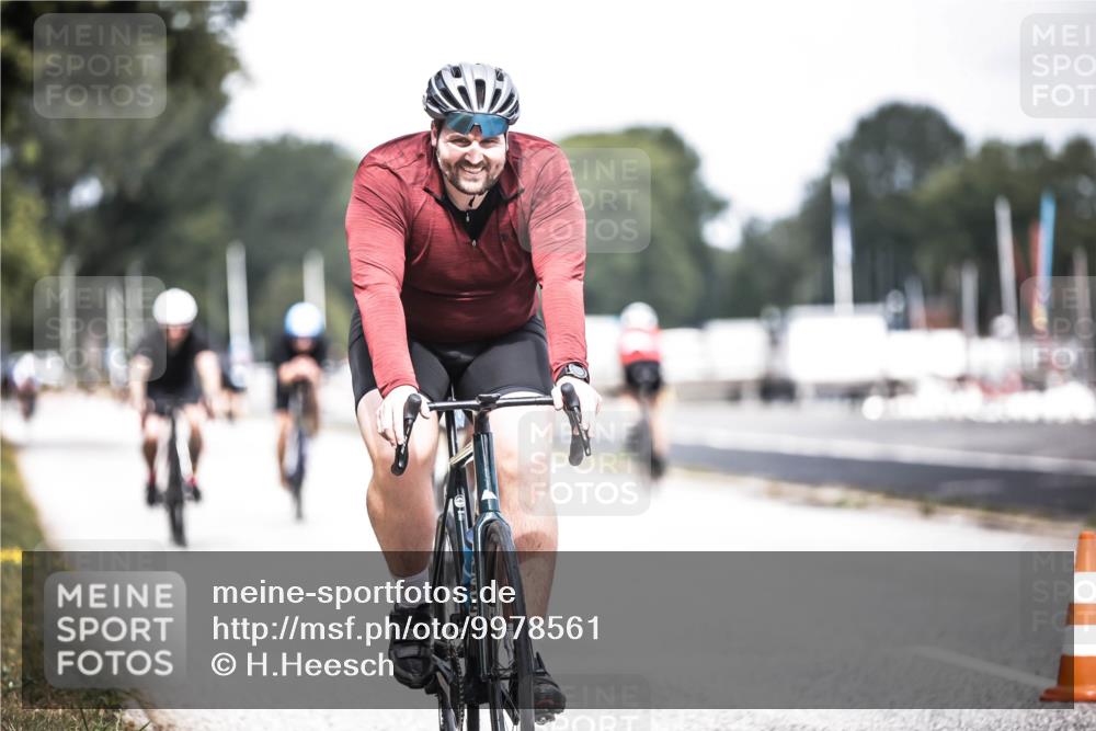 16.08.2026 - KN Förde Triathlon 2026 H.Heesch http://msf.ph/oto/9978561 16.08.2026 11:26:08 Radfahren 370, 421 meine-sportfotos.de