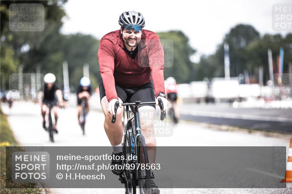 16.08.2026 - KN Förde Triathlon 2026 H.Heesch http://msf.ph/oto/9978563 16.08.2026 11:26:08 Radfahren 370, 421 meine-sportfotos.de