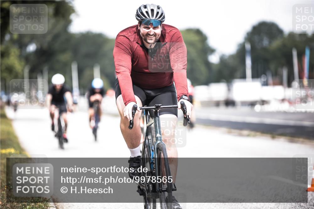 16.08.2026 - KN Förde Triathlon 2026 H.Heesch http://msf.ph/oto/9978565 16.08.2026 11:26:08 Radfahren 370, 421 meine-sportfotos.de