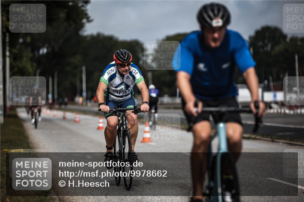 16.08.2026 - KN Förde Triathlon 2026 H.Heesch http://msf.ph/oto/9978662 16.08.2026 11:26:25 Radfahren 317, 374, 385, 404, 407, 422, 432 meine-sportfotos.de