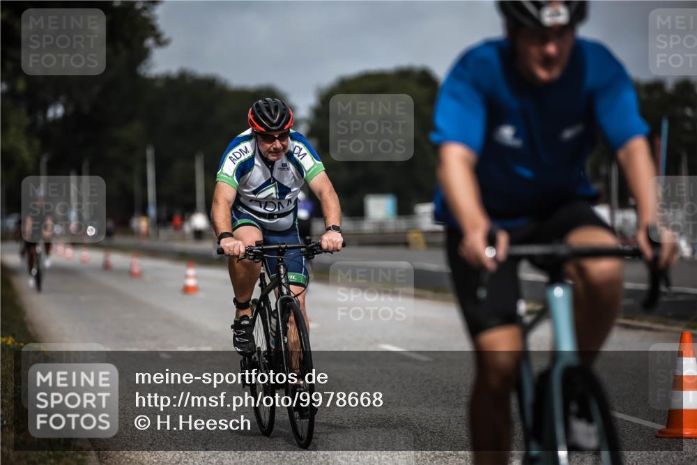16.08.2026 - KN Förde Triathlon 2026 H.Heesch http://msf.ph/oto/9978668 16.08.2026 11:26:25 Radfahren 317, 374, 385, 404, 407, 422, 432 meine-sportfotos.de