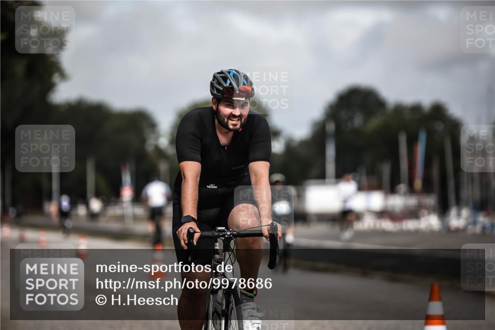 16.08.2026 - KN Förde Triathlon 2026 H.Heesch http://msf.ph/oto/9978686 16.08.2026 11:26:30 Radfahren 328, 374, 432, 803 meine-sportfotos.de
