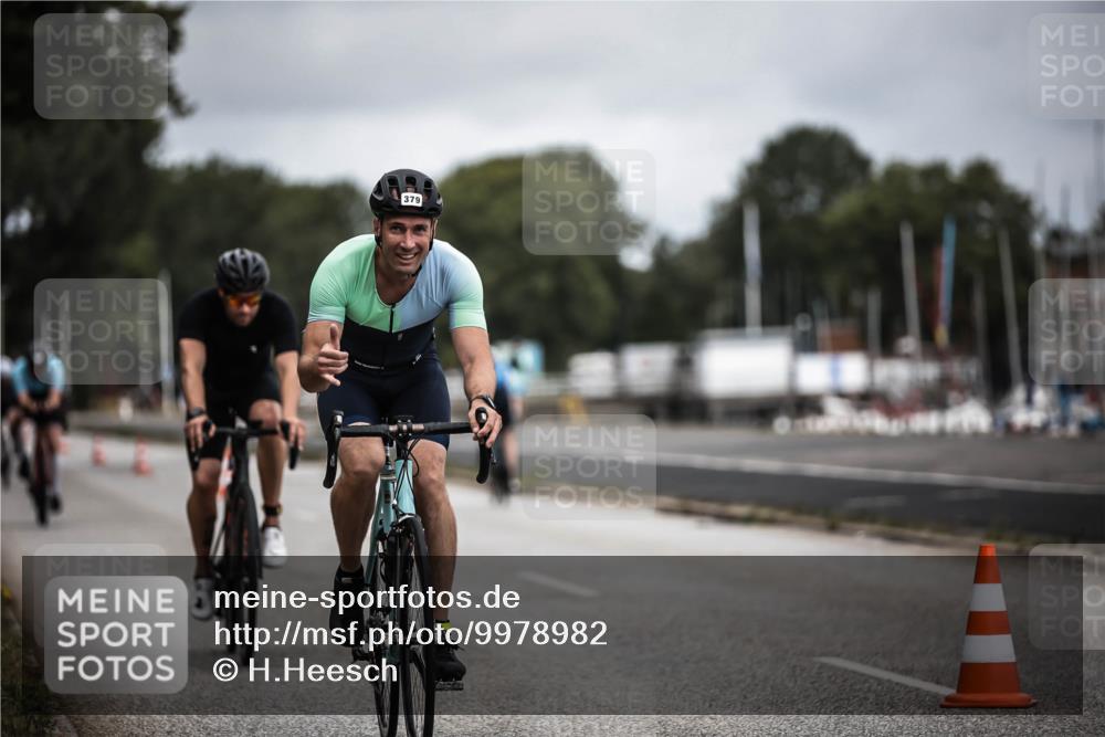 16.08.2026 - KN Förde Triathlon 2026 H.Heesch http://msf.ph/oto/9978982 16.08.2026 11:33:30 Radfahren 379, 403, 438 meine-sportfotos.de