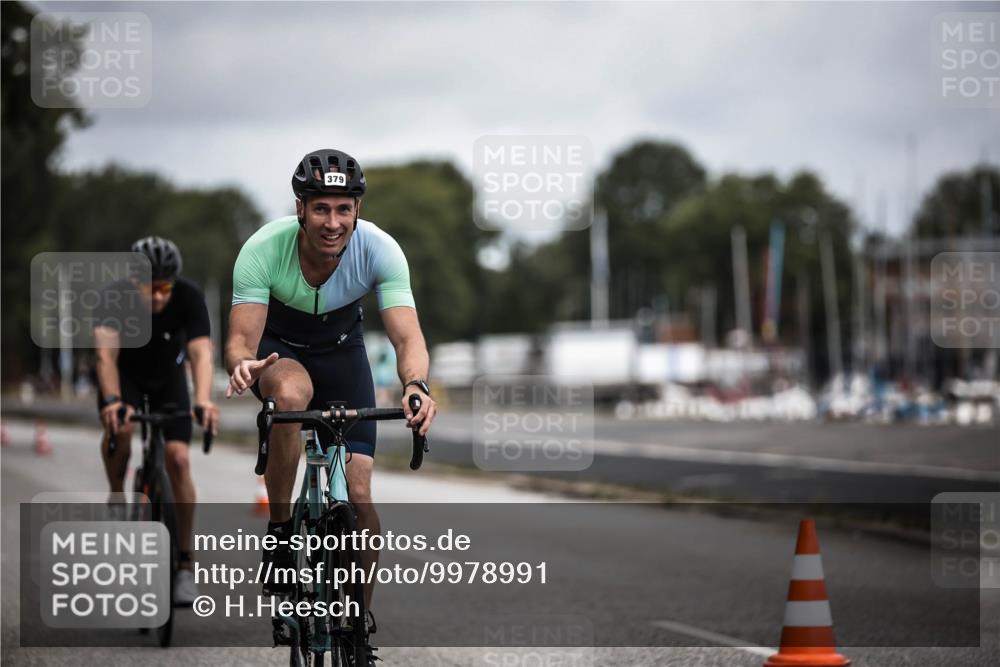16.08.2026 - KN Förde Triathlon 2026 H.Heesch http://msf.ph/oto/9978991 16.08.2026 11:33:30 Radfahren 379, 403, 438 meine-sportfotos.de