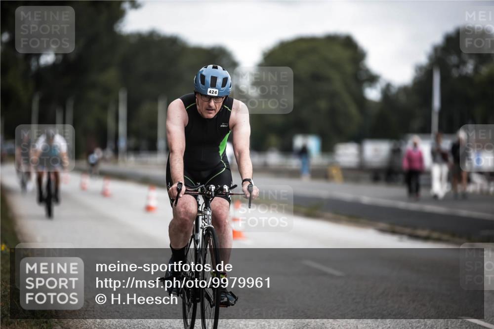 16.08.2026 - KN Förde Triathlon 2026 H.Heesch http://msf.ph/oto/9979961 16.08.2026 11:37:23 Radfahren 413, 424 meine-sportfotos.de