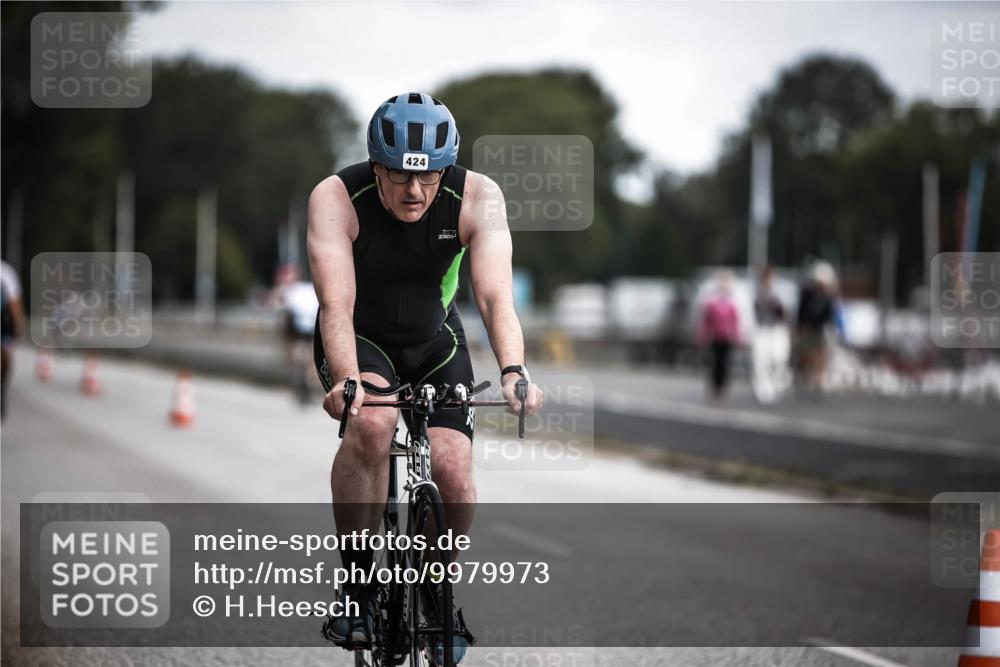 16.08.2026 - KN Förde Triathlon 2026 H.Heesch http://msf.ph/oto/9979973 16.08.2026 11:37:23 Radfahren 413, 424 meine-sportfotos.de