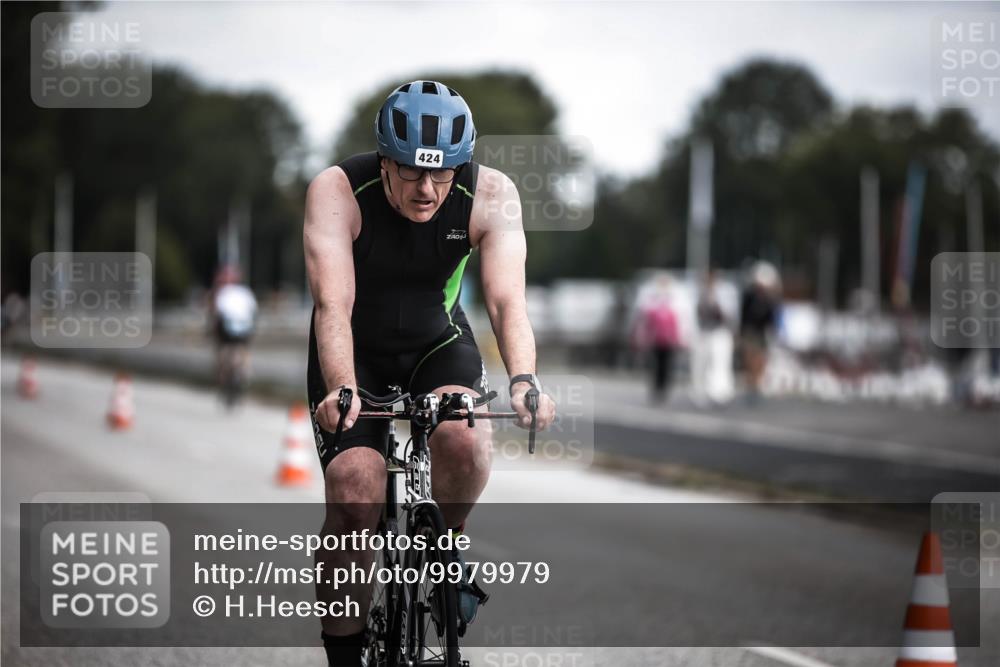 16.08.2026 - KN Förde Triathlon 2026 H.Heesch http://msf.ph/oto/9979979 16.08.2026 11:37:24 Radfahren 413, 424 meine-sportfotos.de