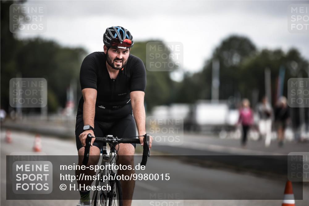 16.08.2026 - KN Förde Triathlon 2026 H.Heesch http://msf.ph/oto/9980015 16.08.2026 11:37:30 Radfahren 374, 413 meine-sportfotos.de