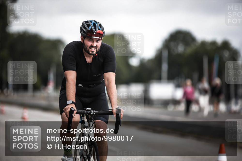 16.08.2026 - KN Förde Triathlon 2026 H.Heesch http://msf.ph/oto/9980017 16.08.2026 11:37:30 Radfahren 374, 413 meine-sportfotos.de