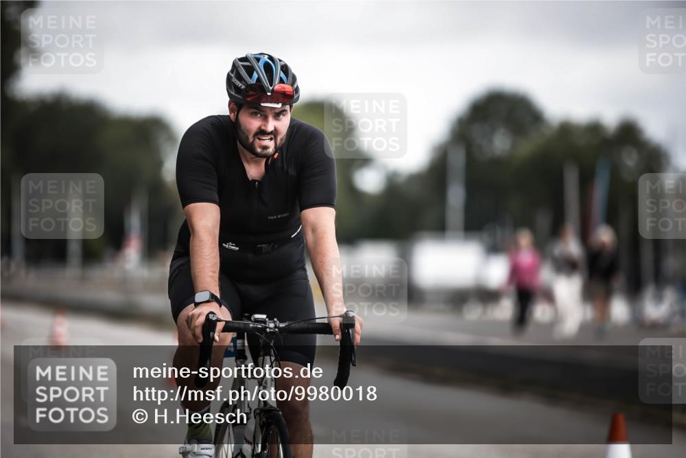 16.08.2026 - KN Förde Triathlon 2026 H.Heesch http://msf.ph/oto/9980018 16.08.2026 11:37:30 Radfahren 374, 413 meine-sportfotos.de