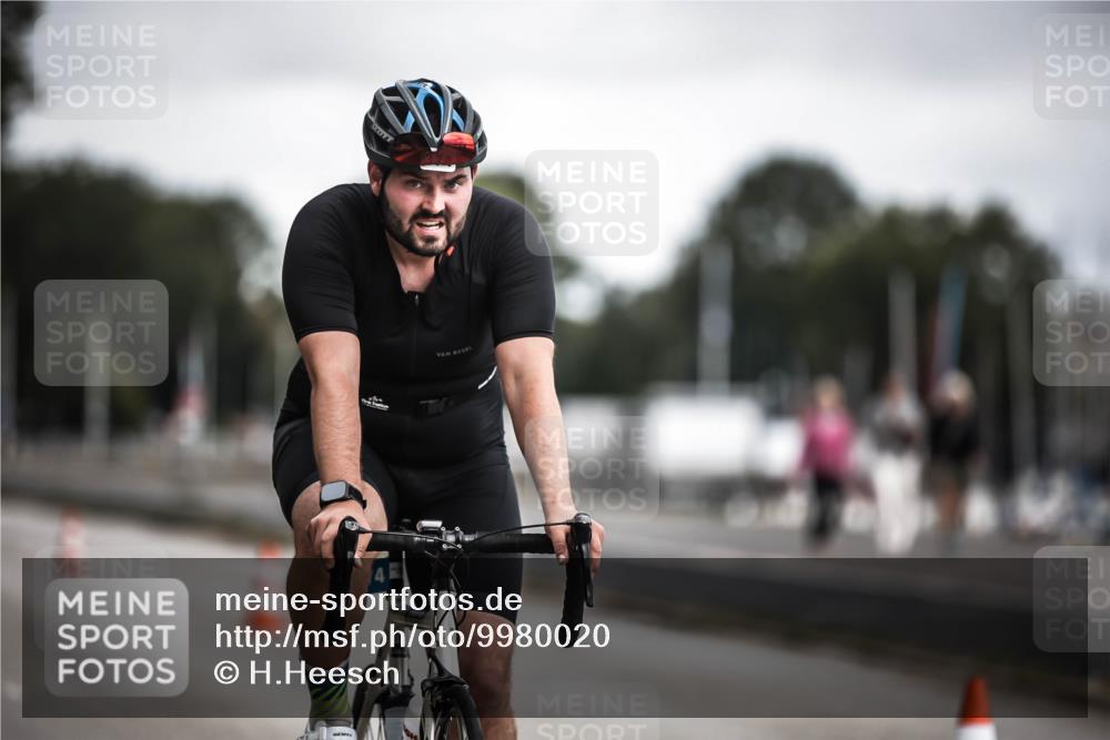 16.08.2026 - KN Förde Triathlon 2026 H.Heesch http://msf.ph/oto/9980020 16.08.2026 11:37:30 Radfahren 374, 413 meine-sportfotos.de