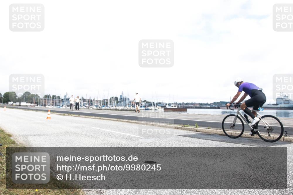 16.08.2026 - KN Förde Triathlon 2026 H.Heesch http://msf.ph/oto/9980245 16.08.2026 11:26:21 Radfahren 317, 381, 385, 404, 407, 422 meine-sportfotos.de