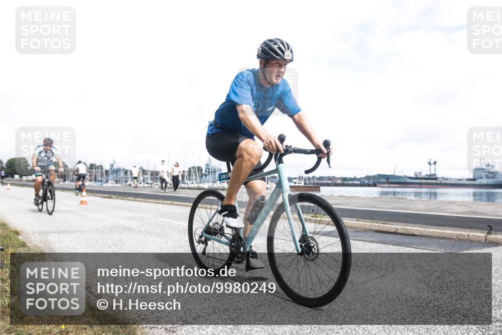 16.08.2026 - KN Förde Triathlon 2026 H.Heesch http://msf.ph/oto/9980249 16.08.2026 11:26:26 Radfahren 317, 374, 385, 407, 422, 432 meine-sportfotos.de