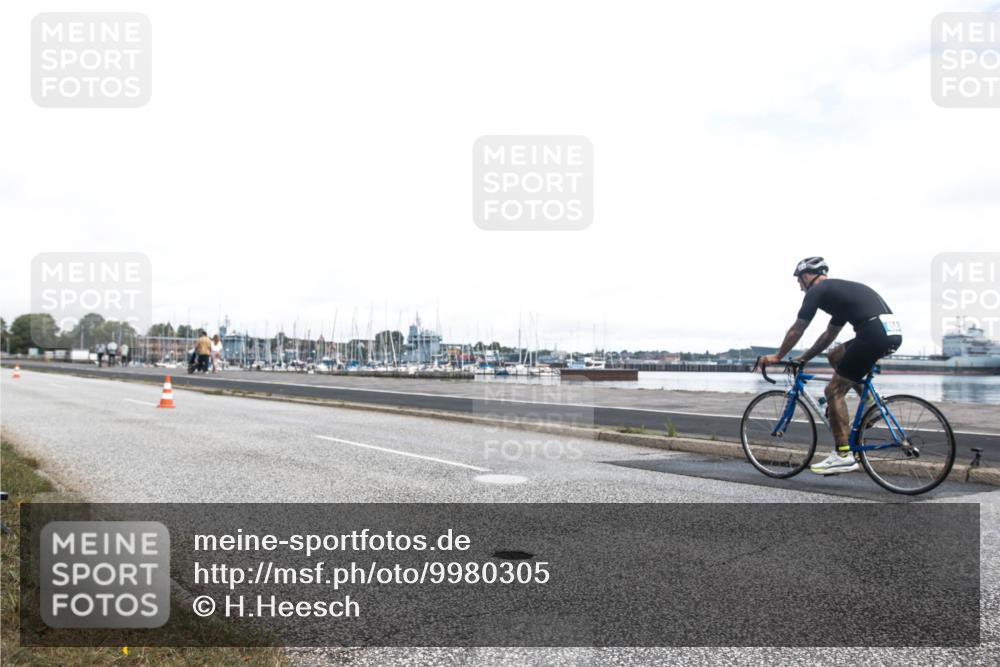 16.08.2026 - KN Förde Triathlon 2026 H.Heesch http://msf.ph/oto/9980305 16.08.2026 11:27:23 Radfahren 322, 346, 358, 384, 396, 437 meine-sportfotos.de