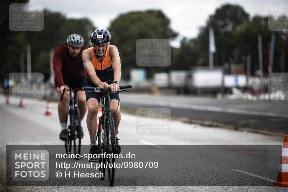 16.08.2026 - KN Förde Triathlon 2026 H.Heesch http://msf.ph/oto/9980709 16.08.2026 11:48:02 Radfahren 417, 439 meine-sportfotos.de