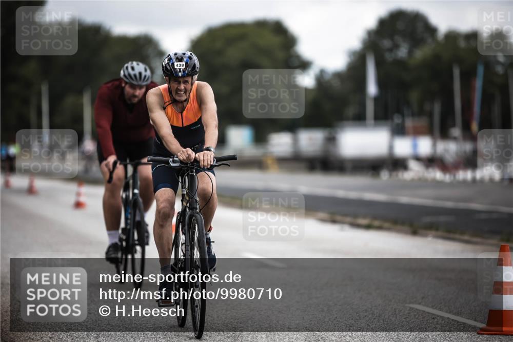 16.08.2026 - KN Förde Triathlon 2026 H.Heesch http://msf.ph/oto/9980710 16.08.2026 11:48:02 Radfahren 417, 439 meine-sportfotos.de