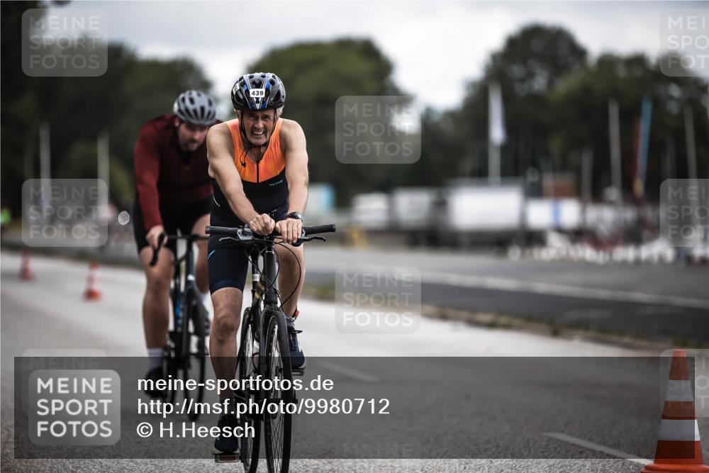 16.08.2026 - KN Förde Triathlon 2026 H.Heesch http://msf.ph/oto/9980712 16.08.2026 11:48:02 Radfahren 417, 439 meine-sportfotos.de