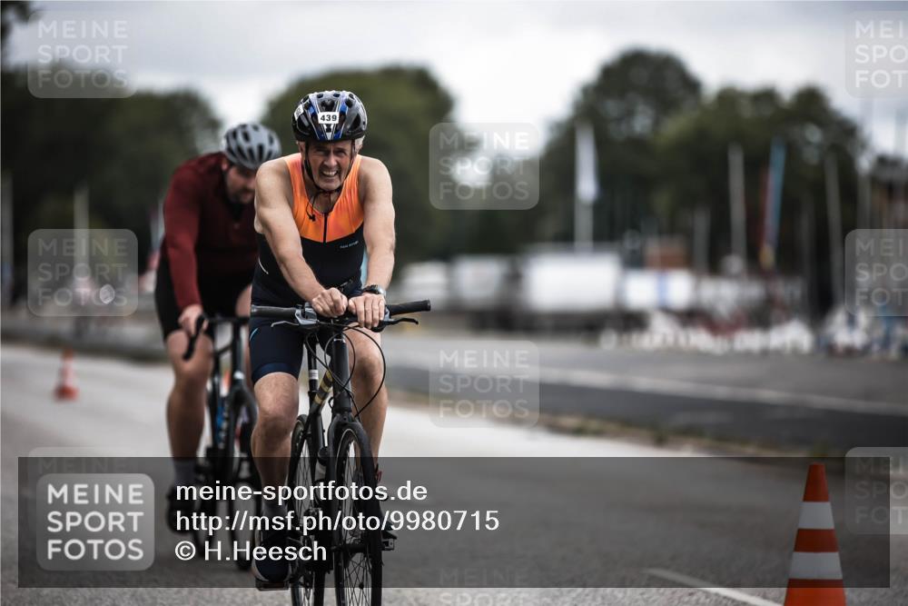 16.08.2026 - KN Förde Triathlon 2026 H.Heesch http://msf.ph/oto/9980715 16.08.2026 11:48:02 Radfahren 417, 439 meine-sportfotos.de