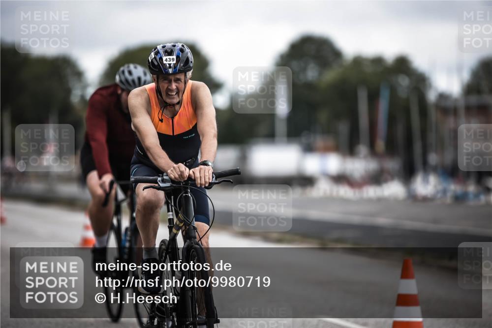 16.08.2026 - KN Förde Triathlon 2026 H.Heesch http://msf.ph/oto/9980719 16.08.2026 11:48:02 Radfahren 417, 439 meine-sportfotos.de